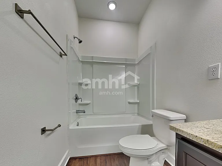 1049 Walden Pond Dr — Photo 14