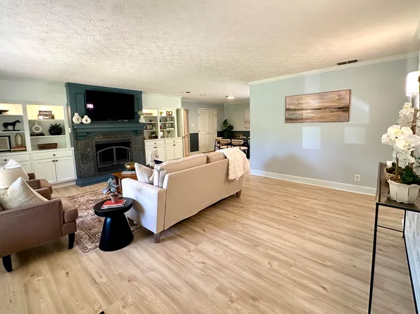 3028 Arrowhead Dr, Lexington, KY 40503