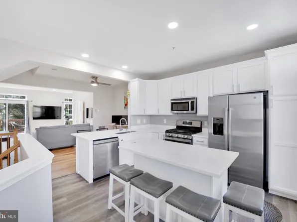 2981 Huntington Grove Sq, Alexandria, VA 22306