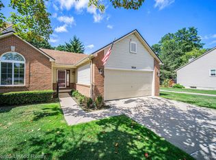 9024 Pine Cove Dr, Whitmore Lake, MI 48189