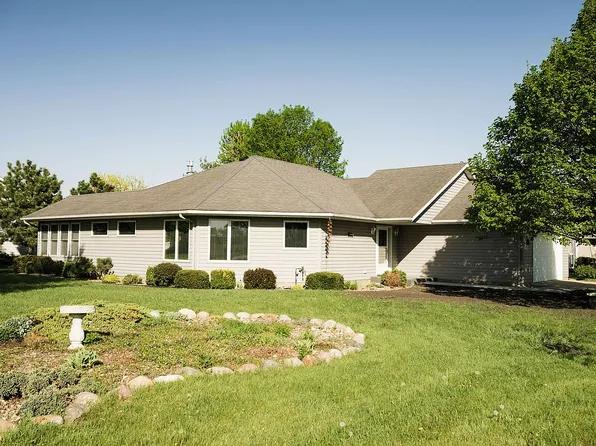 1403 Lloyd Ln, Saint Peter, MN 56082