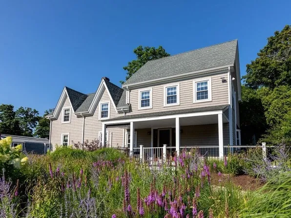 34 Mount Pleasant St, Plymouth, MA 02360