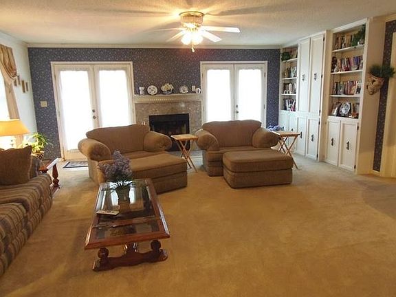 4th image of 4001 Hillcrest Dr