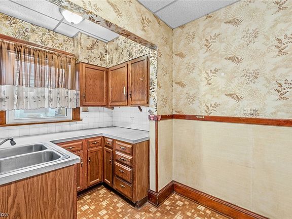3rd image of 9408 Parmelee Ave