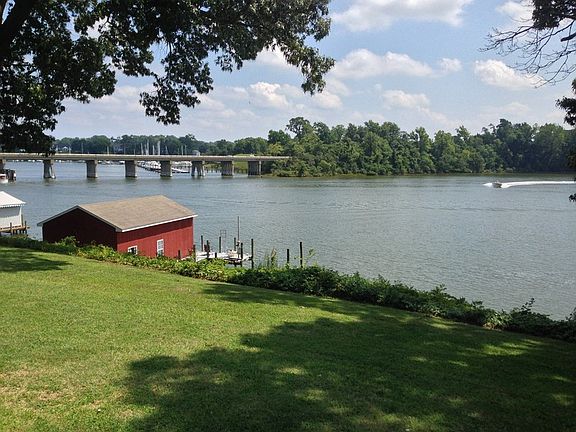 Boathouse : View of the water and boathouse from front of house