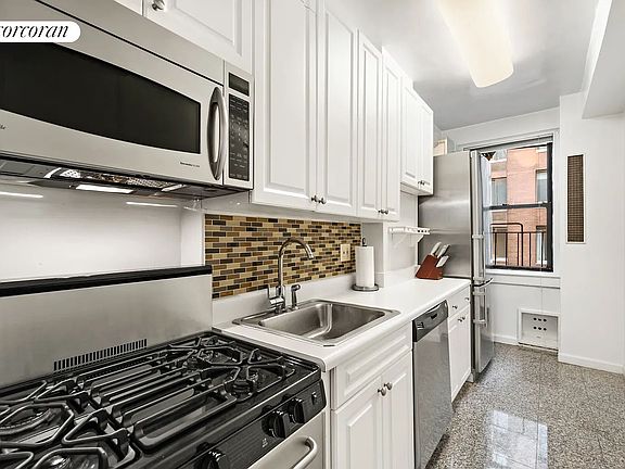 3rd image of 142 E 49th St APT 9E