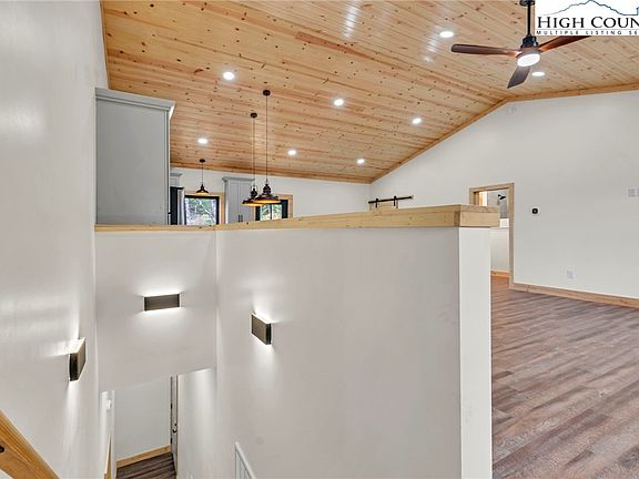 5th image of 321 Shady Oak Lane