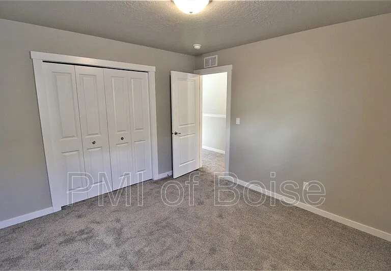 2080 S Hills Ave — Photo 19