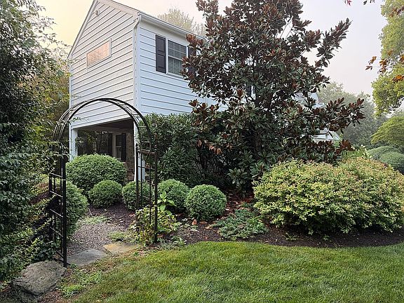 4th image of 1009 Barberry Rd