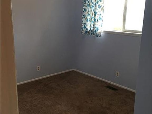 5th image of 423 NE Ronhaar St
