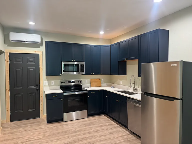 380 Everett St — Photo 3