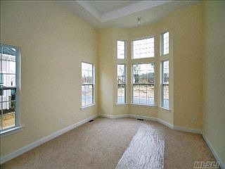 4th image of 15 Emilie Dr