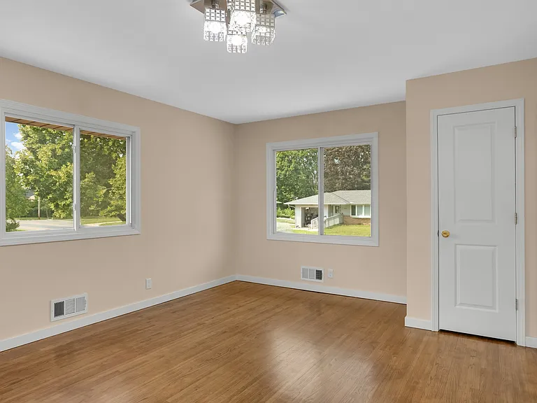 4949 Jackson St NE — Photo 3