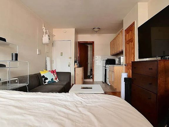 3rd image of 148 Orchard St APT 11