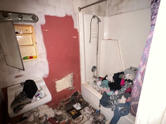 3rd image of 284 SW Burnett Ln