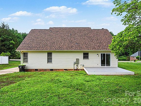 2nd image of 608 Azalea Ln