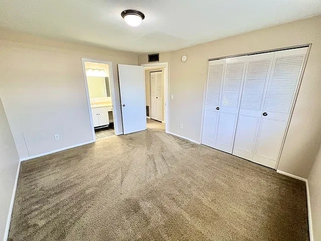 Devon Manor Apartments — Photo 25