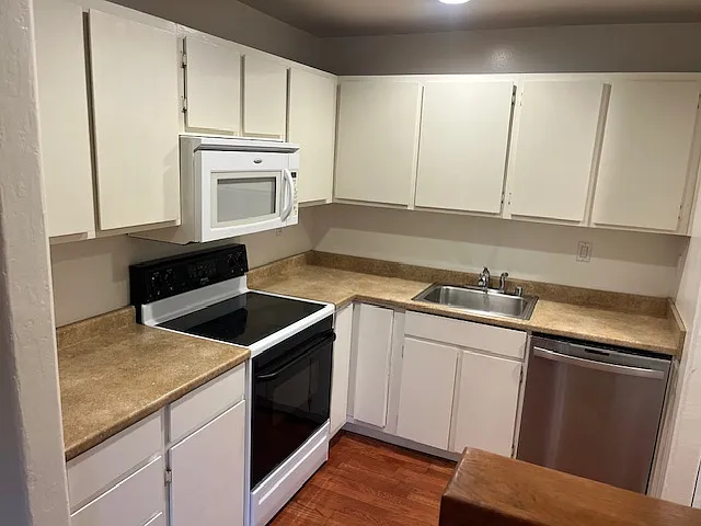 2 bed, 1.5 bath, 967 sqft, $2,700 — Photo 3