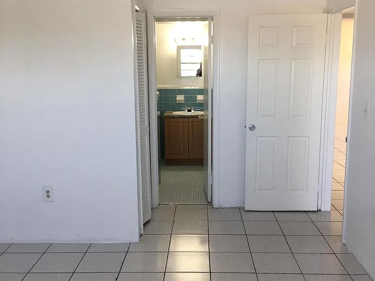 Jaclyn Apartments — Photo 20