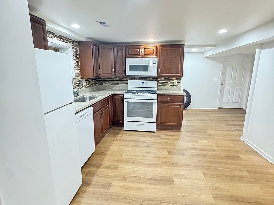 1st image of 4222 N Mulligan Ave #3