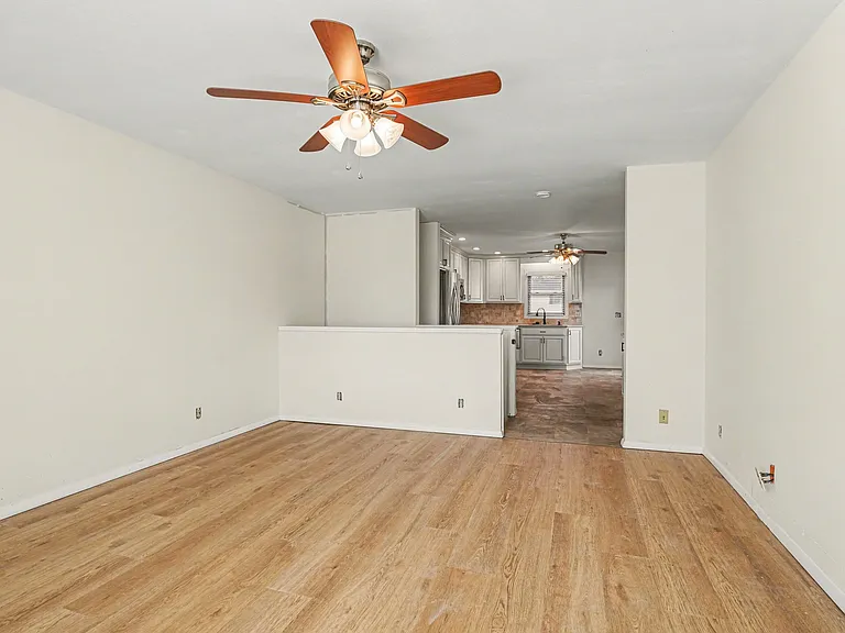 21 Yvonna St — Photo 4