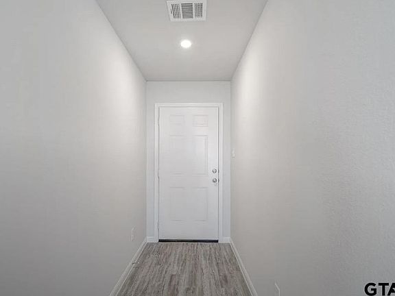 3rd image of 405 Bluebonnet Cir