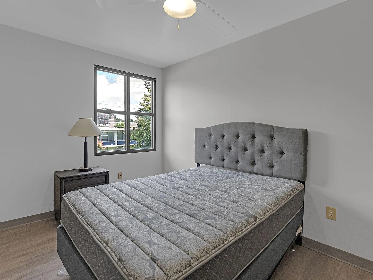 4 bed, 2.0 bath, 2300 sqft, $910 — Photo 3