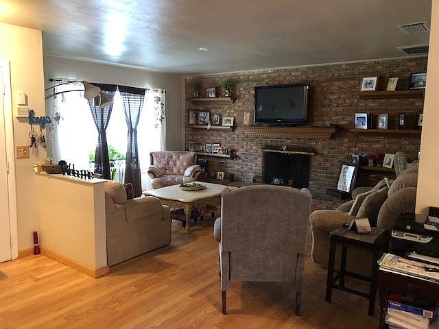 1st image of 461 SE Fallon Drive