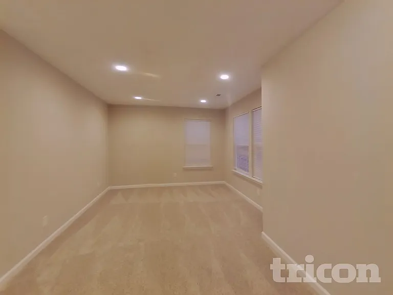 301 Thomas Point Dr — Photo 16