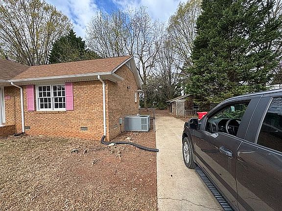 5th image of 710 Twin Oaks Rd