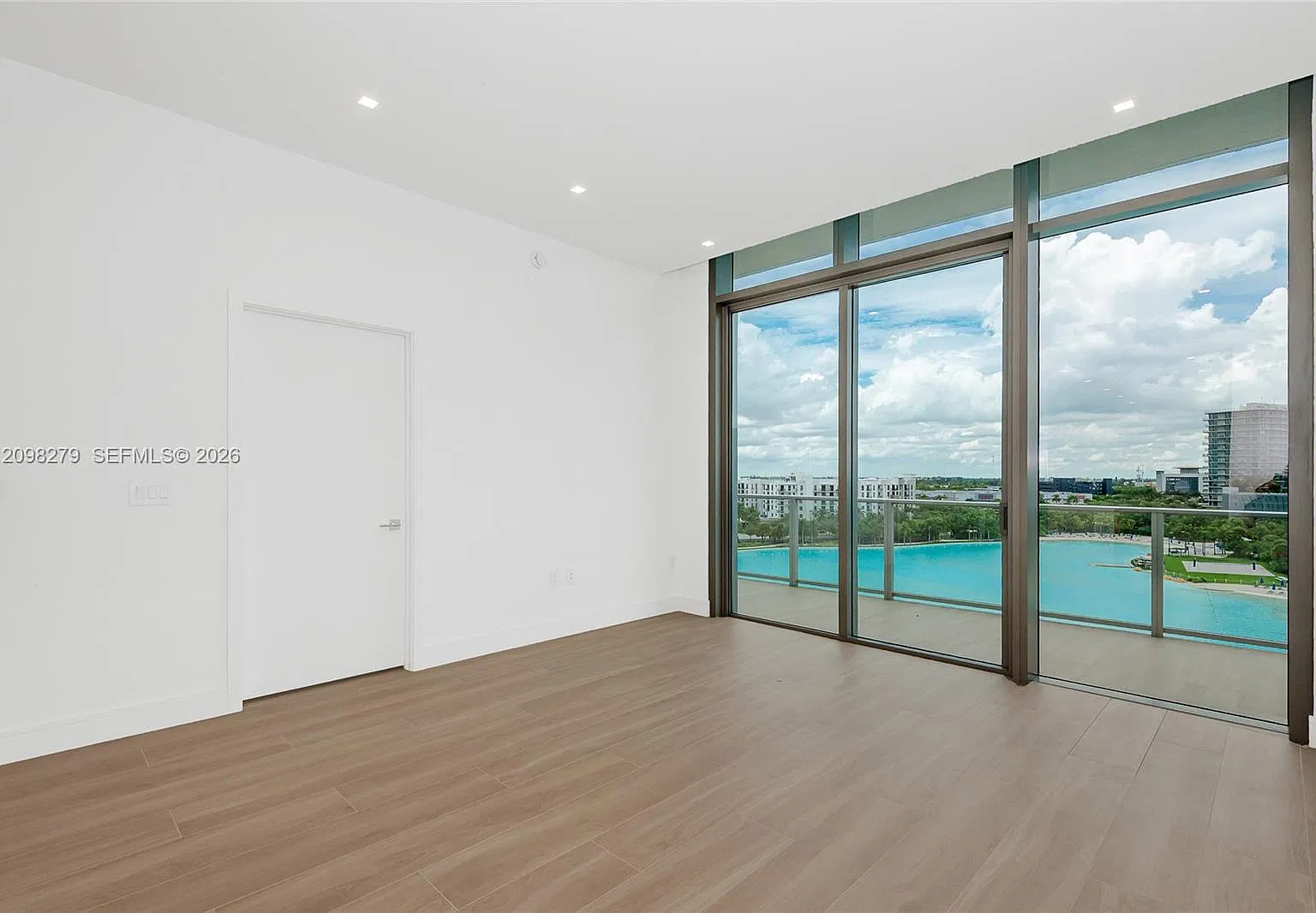 1 bed, 1.5 bath, 962 sqft, $5,900 — Photo 2
