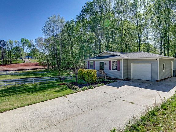 3rd image of 136 Oak Hill Dr