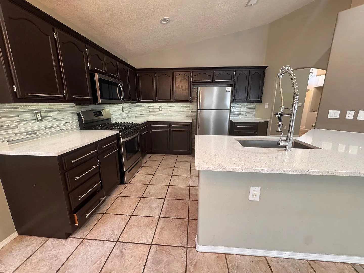 Beautiful 3 Bedroom, 2 Bathroom, 3 Car Garage — Photo 3