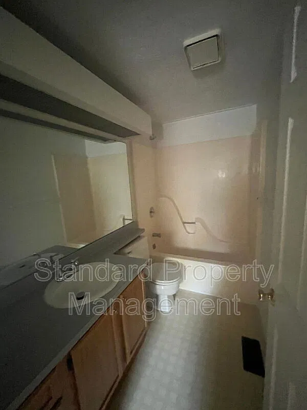 3 bed, 1.5 bath, 1020 sqft, $2,200 — Photo 4