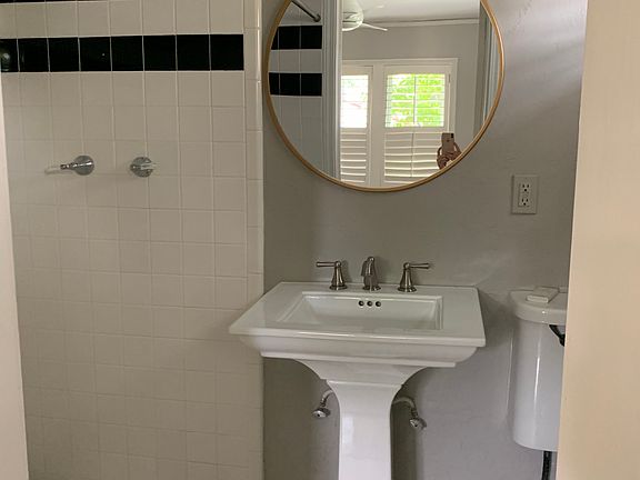 1st floor en-suite bath.