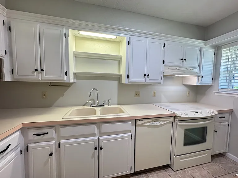 905 Rambling Oaks Dr — Photo 11