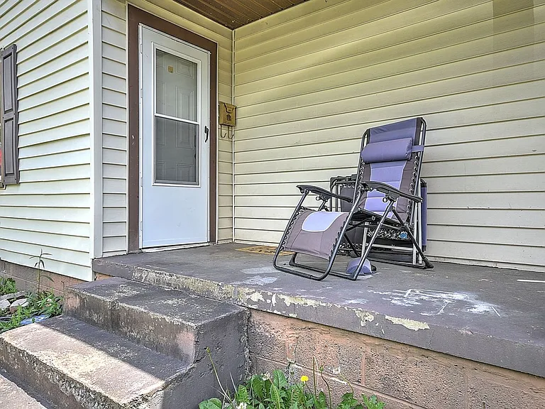 2913 Ashley St — Photo 2