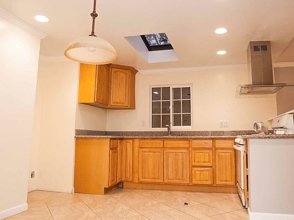 3rd image of 467 Los Encinos Ave #467