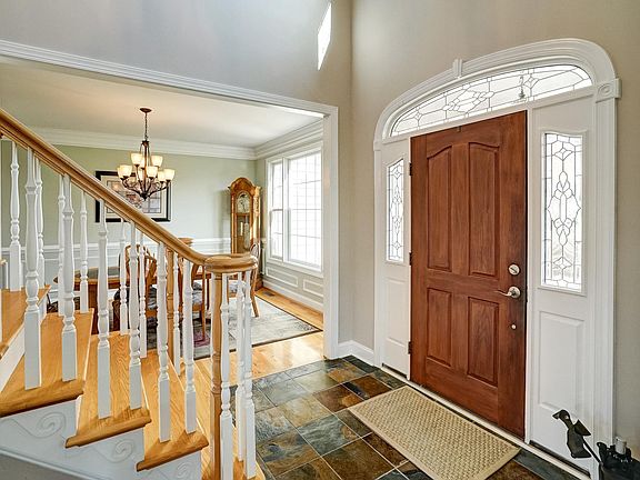 4th image of 820 Carlyle Pl
