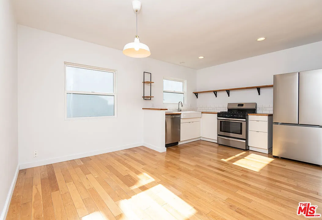 2 bed, 1.0 bath, 1000 sqft, $2,995 — Photo 2
