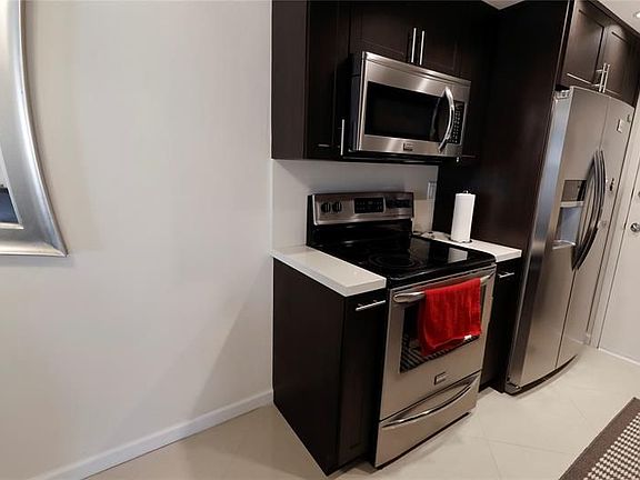 5th image of 900 NE 18th Ave APT 105