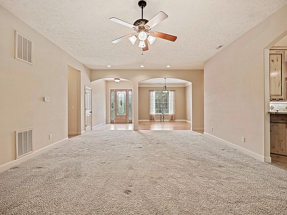3rd image of 109 Cottonwood Cir