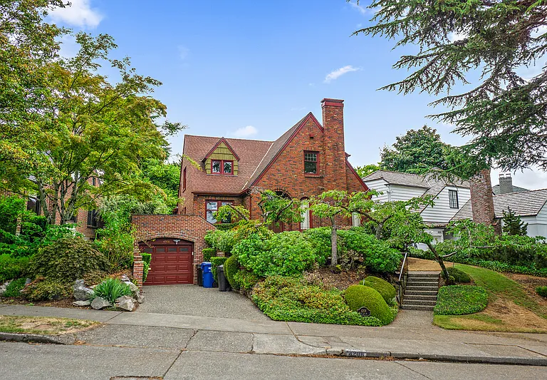 4208 51st Ave NE — Photo 1