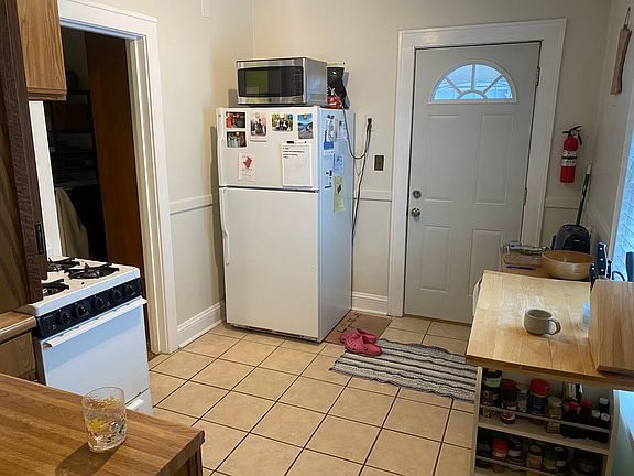 2nd image of 647 Monroe St NE Unit 1