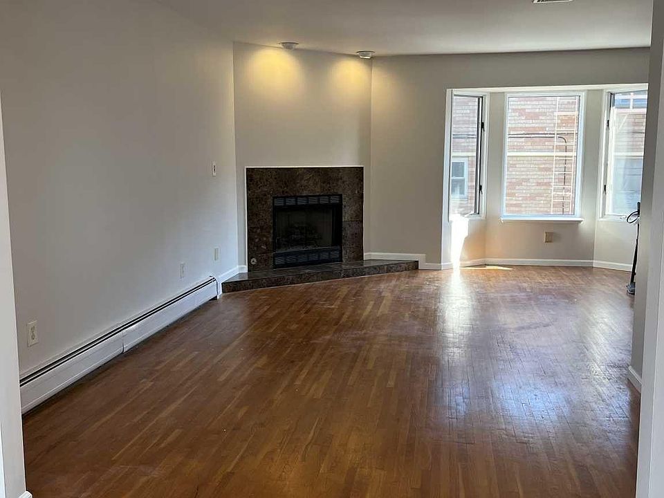 1st image of 149 Roosevelt Pl