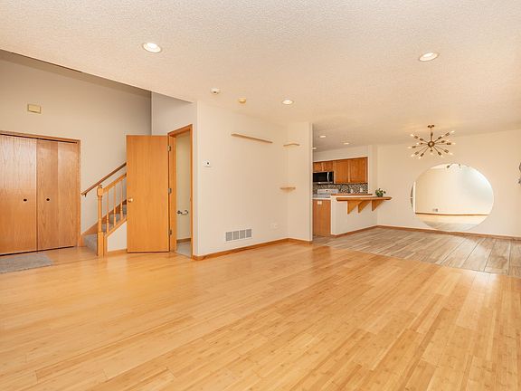 4th image of 15570 Finch Ave