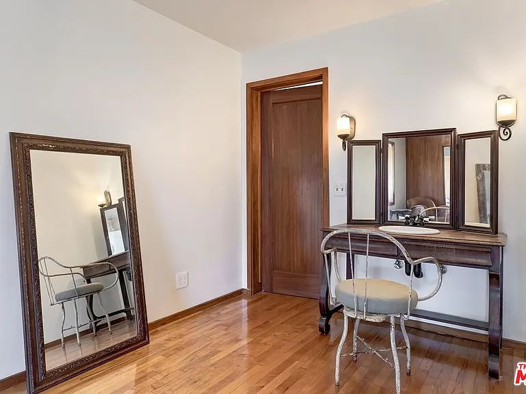 515 N Kenter Ave — Photo 17