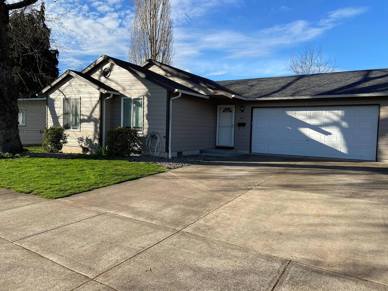 3 bed, 1076 sqft, $2,200 — Photo 1