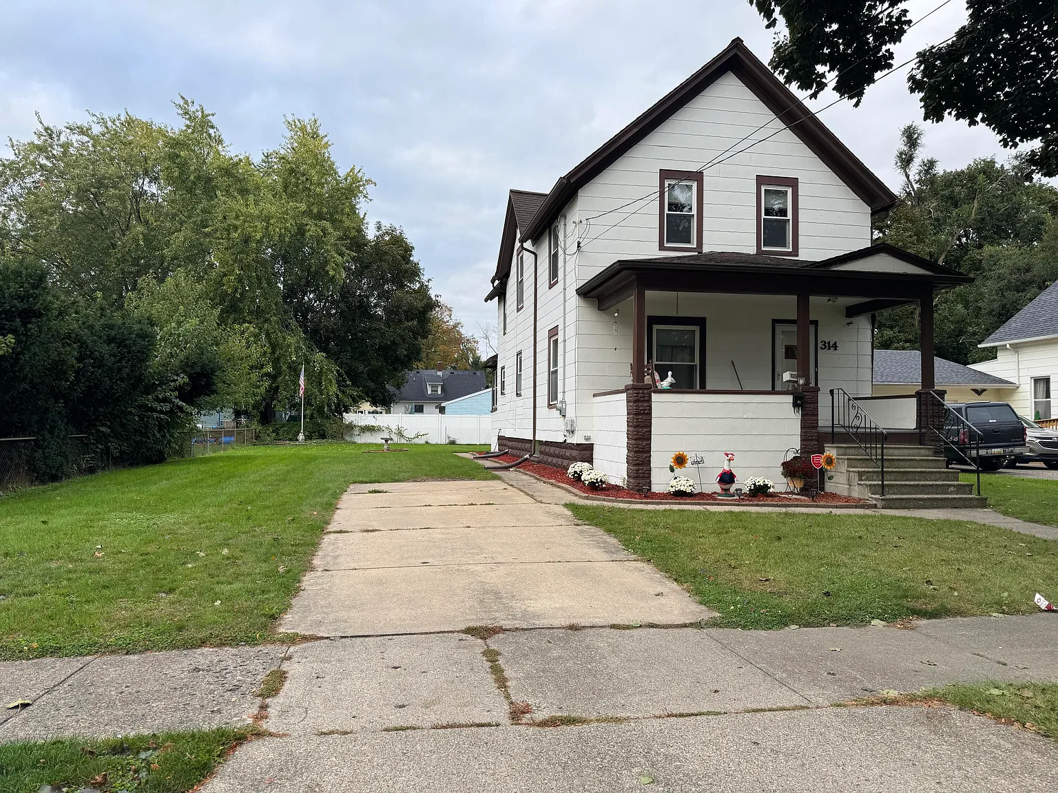 314 N Pleasant St photo 1