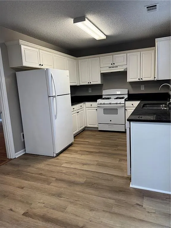 3 bed, 2.5 bath, 2128 sqft, $2,400 — Photo 4